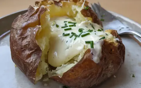 En perfekt bakad potatis med en krämig fyllning och färsk gräslök. En härlig och enkel rätt.