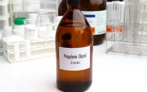 Botella de propilenglicol en laboratorio. Este compuesto, que es el propilenglicol, se usa en diversas aplicaciones.