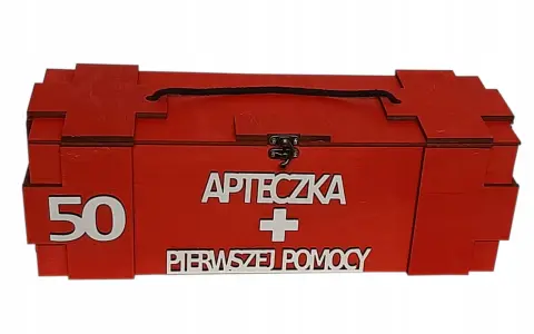 Czerwona skrzynka na 50 urodziny z napisem "APTECZKA PIERWSZEJ POMOCY".