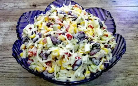 Kolorowa sałatka z selerem konserwowym, fasolą, kukurydzą i papryką, polana kremowym sosem.