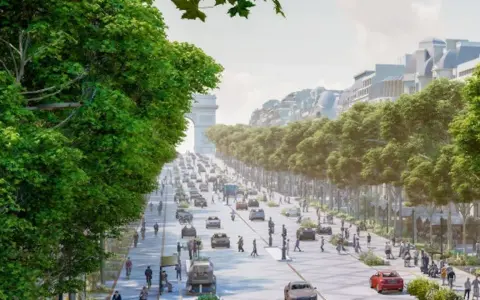 Avenida de los Campos Elíseos con tráfico y peatones, flanqueada por árboles frondosos y edificios parisinos.
