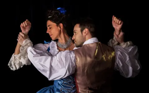 Un homme en gilet doré et une femme en robe bleue, coiffée d'un ruban, semblent danser ou se débattre. Leurs mains sont entrelacées, évoquant une scène de Renée Pelagie de Sade.