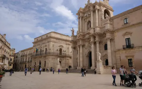 Piazza Duomo a Siracusa, con la cattedrale barocca e il palazzo senatorio. Un luogo perfetto per iniziare a capire come arrivare a Siracusa e godersi la Sicilia.