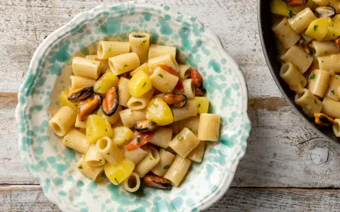 Piatto di pasta patate e cozze, un classico saporito.