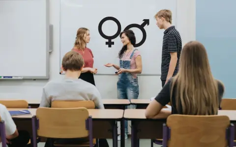 Nauczycielka omawia z uczniami symbole płci, tworząc scenariusz zajęć z edukacji seksualnej.