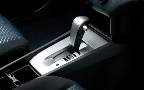 Interno auto con leva cambio automatico CVT. Le posizioni sono P, R, N, D, L.