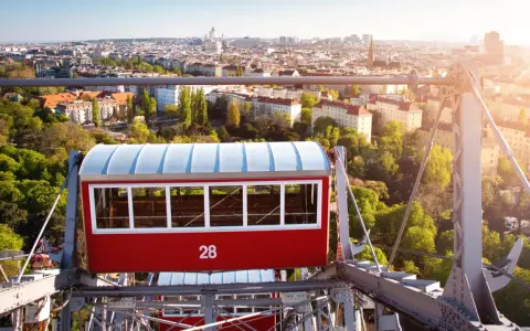 Riesenrad-Gondel mit Blick auf Wien. Eine Fahrt mit dem Riesenrad ist ein Muss, wenn man wissen will, was man in Wien machen kann.