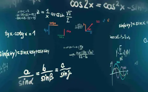 Formule matematiche su lavagna blu. Per capire come si calcola la media dei voti, servono concetti come questi.