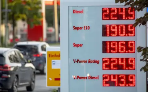 Cena benzyny w Niemczech: Diesel 224.9, Super E10 190.9, Super 196.9. Kierowcy tankują, obserwując rosnące ceny.