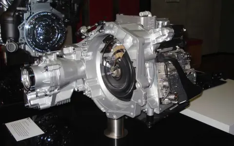 Schnittmodell eines DSG-Getriebes, das die komplexe Mechanik und die Langlebigkeit der Technologie zeigt.