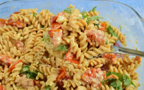 Bardzo szybkie ciasto z niczego: makaron fusilli z pomidorkami, fetą i bazylią w kremowym sosie. Idealne na szybki obiad.
