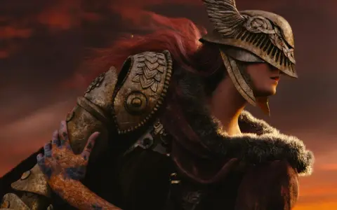 Malenia, la Espada de Miquella de Elden Ring, con su armadura dorada y cabello rojo, se alza contra un cielo anaranjado.