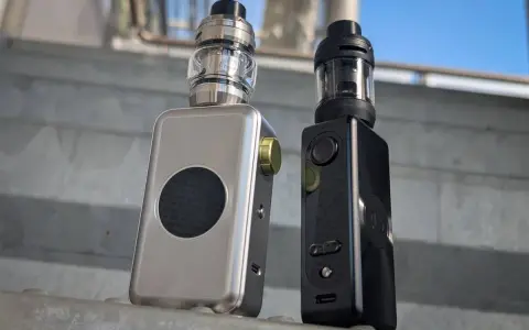 Dos vaporizadores, uno plateado y otro negro, con tanques GTX Tank 22.