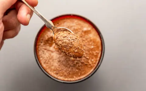 Ein Löffel mit Schokostückchen auf einer cremigen Mousse au Chocolat. Das Originalrezept für puren Genuss.