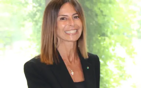 Giuseppina di Foggia, sorridente, con giacca nera e collana a croce. Forse il marito è dietro le quinte.