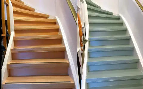 Vorher-Nachher-Vergleich: Eine Holztreppe wurde frisch gestrichen und erstrahlt nun in einem sanften Grünton.