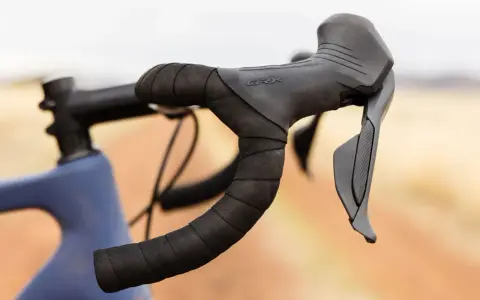 Kierownica gravelowa z owijką i manetkami Shimano GRX, gotowa na przygodę.