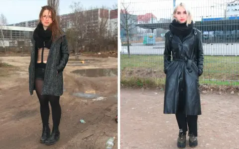 Zwei Frauen in Berlin, bereit für einen Clubbesuch. Links mit grauem Mantel und Korsett, rechts im schwarzen Leder-Outfit. Perfektes Berghain Outfit.