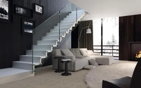 Escalera moderna de cristal con peldaños blancos y barandilla de vidrio en un salón luminoso.