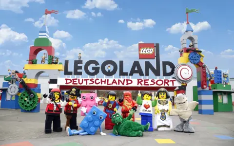 Bunte Lego-Figuren vor dem Legoland Deutschland Resort. Die Szene könnte an einem Wochentag aufgenommen worden sein, um die Legoland Besucherzahlen zu studieren.