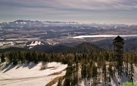Wieża widokowa na Lubaniu szczycie oferuje zapierający dech w piersiach widok na ośnieżone Tatry i jeziora.