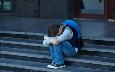 Problemy psychiczne nastolatków: objawy, które mogą zaniepokoić rodziców