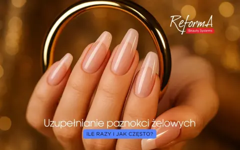 Dłoń z perfekcyjnie wykonanymi paznokciami żelowymi w odcieniu nude, otoczona złotą obręczą. Tekst: "Uzupełnianie paznokci żelowych".