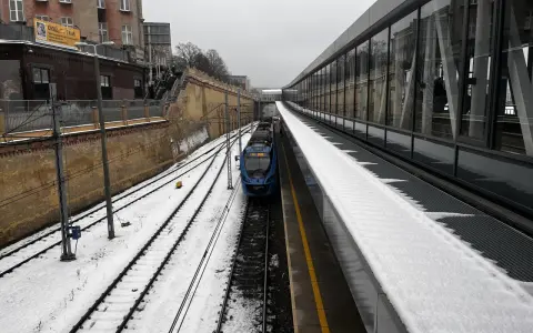 Zimowy dzień na stacji Warszawa Wschodnia. Pociąg IC OSTERWA stoi na torach, a peron pokrywa śnieg.