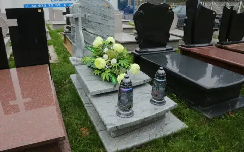 Kwiaty i znicze na kamiennej płycie grobu to sposób, jak udekorować grób bez pomnika.