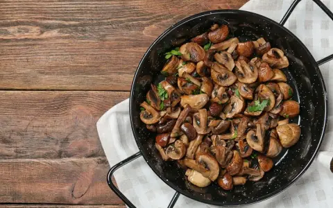 Funghi in padella, dorati e profumati, pronti per essere gustati.