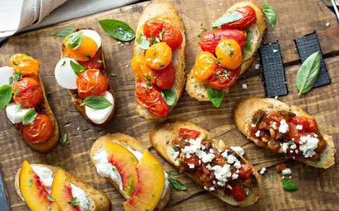Letnia uczta: bruschetty z pomidorkami i mozzarellą, brzoskwiniami i fetą, a także z warzywnym ragout. Idealne co na grilla!