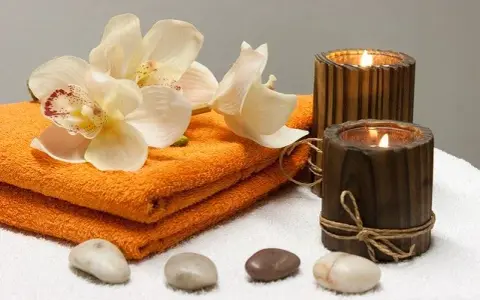 Jak świeca lawendowa może odmienić Twoje domowe SPA?