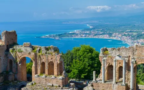 Rovine antiche con vista sul mare blu e la costa di Giardini Naxos Taormina.
