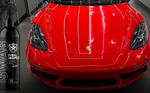Błyszczący czerwony lakier Porsche i butelka preparatu SWAG Final Inspect. Idealny do tego, czym odtłuścić lakier przed polerowaniem.
