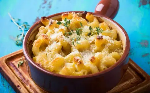 Co zrobić z ugotowanego makaronu nitki? 10 pysznych pomysłów na dania