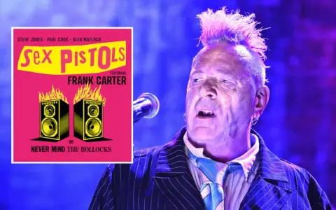 Le chanteur des Sex Pistols, Johnny Rotten, sur scène, avec la pochette de l'album "Never Mind the Bollocks" superposée.