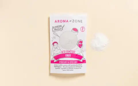 Un sachet d'actif cosmétique "Urée" d'Aroma-Zone, idéal pour hydrater et exfolier, avec une poudre blanche à côté.