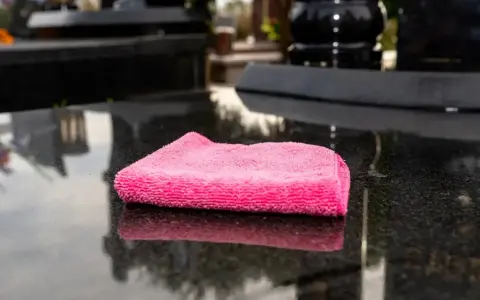 Skuteczne sposoby na usunięcie cementu z pomnika bez uszkodzeń