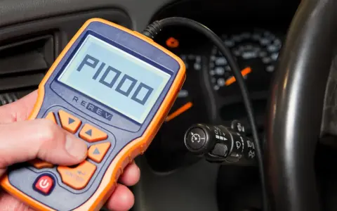 Diagnostyka Forda z kodem DTC P1000. Czytnik kodów błędów pokazuje P1000, wskazując na problem z systemem pokładowej diagnostyki.
