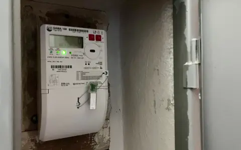 Licznik gama 150 typ g15, widoczny na zdjęciu, to nowoczesne urządzenie do pomiaru zużycia energii elektrycznej.