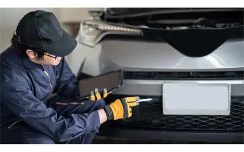 Meccanico con tablet controlla la targa smarrita. Posso circolare?