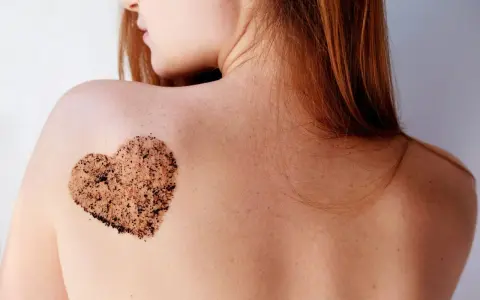 Serce z peelingu na plecach. Dowiedz się, jak często robić peeling enzymatyczny dla zdrowej skóry.