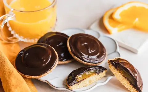 Schokoladige Jaffa Cakes mit Orangenmarmelade, perfekt für ein Jaffa Cake Rezept. Dazu ein Glas Orangensaft.