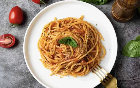Spaghetti bez mięsa: Szybkie i pyszne przepisy, które zachwycą!