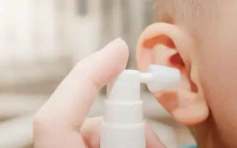 Jak czyścić uszy bezpiecznie? Metody, których warto spróbować.