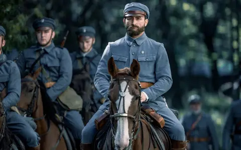 Żołnierze w historycznych mundurach na koniach. Czy to krotochwila co to? Nie, to poważna scena z przeszłości.