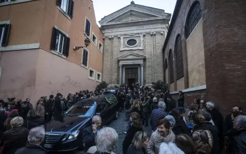 Funeral procession in Rome. The causa morte di Manuel De Sica remains unknown, but the crowd gathers to pay their respects.