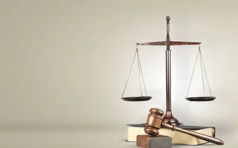Waga sprawiedliwości i młotek sędziowski na księgach prawnych. Symbolizuje to prawo i porządek, jak w Svea Ekonomi Cyprus Limited.