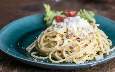 Pyszne spaghetti carbonara posypane startym serem. Szukasz, czym zastąpić ser pecorino? Ten klasyk z pewnością Cię zachwyci.