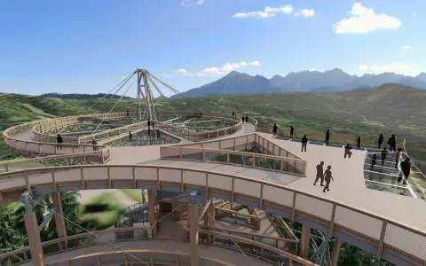 Drewniany spacer w chmurach z widokiem na góry. Sprawdź sky walk cennik i zaplanuj wizytę!
